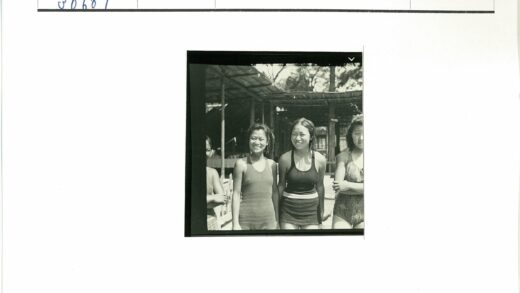 复古泳装妇女户外自然微笑.jpg