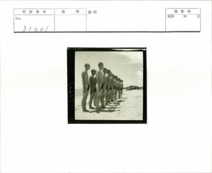 复古泳装沙滩建筑背景合影.jpg
