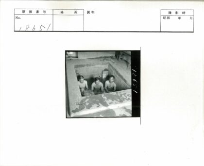 复古浴室水泥池男人合影.jpg