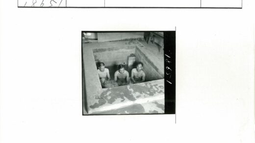 复古浴室水泥池男人合影.jpg