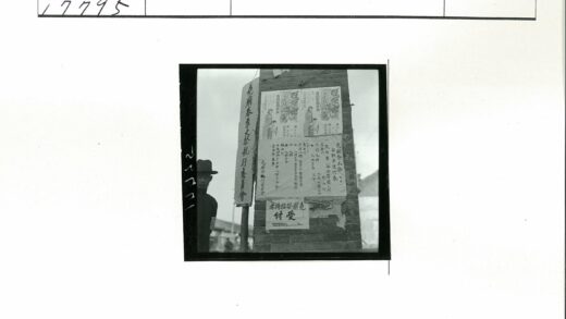 复古海报与戴帽路人的街头场景.jpg