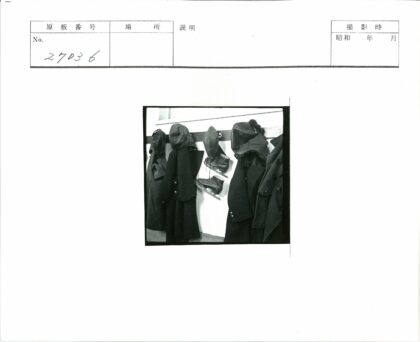 复古溜冰鞋与服饰挂钩展示.jpg