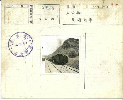 复古火车与站台繁忙铁路景象.jpg