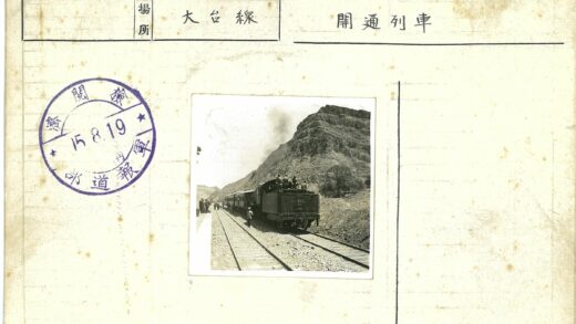 复古火车与站台繁忙铁路景象.jpg