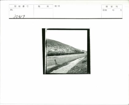 复古火车穿行山间溪流畔.jpg
