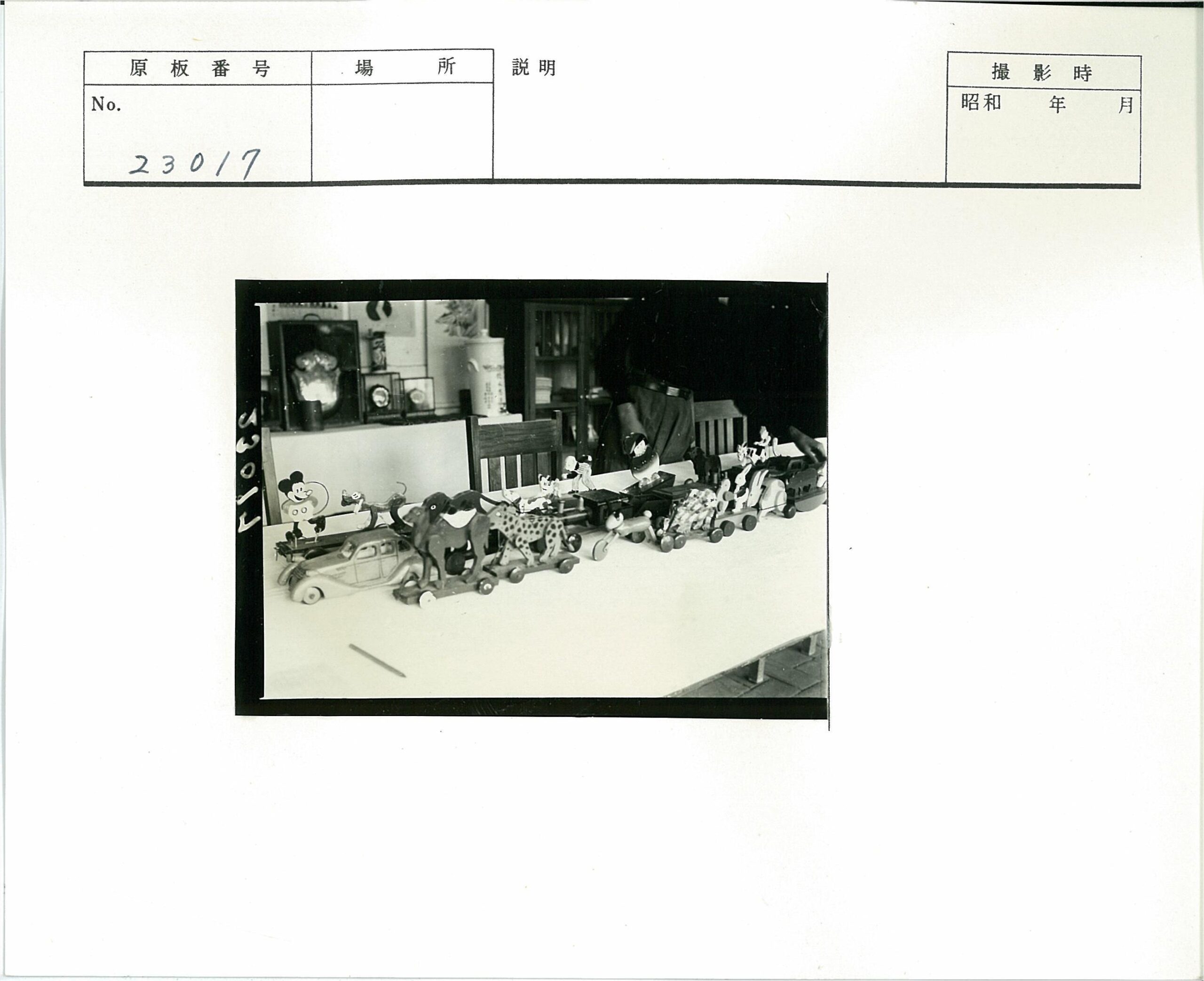 复古玩具车与动物雕像展示桌.jpg