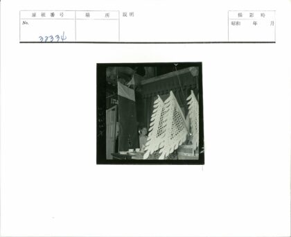 复古生活场景桌饰与瓦顶建筑.jpg