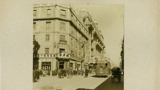 复古电车与城市街景.jpg