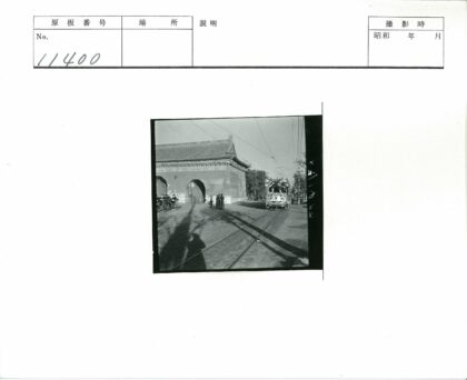 复古电车穿梭繁复建筑街景.jpg