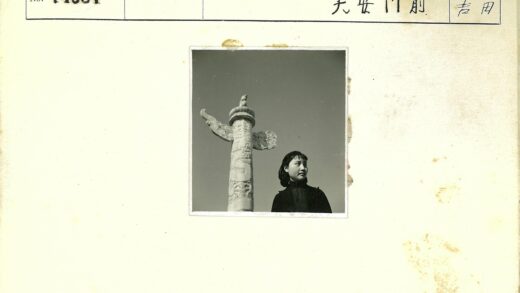 复古石柱旁的优雅女士.jpg