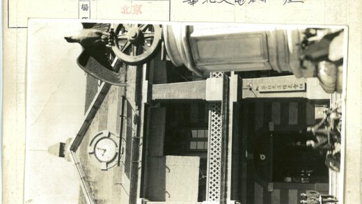 复古砖墙建筑装饰十字窗与悬挂布料.jpg