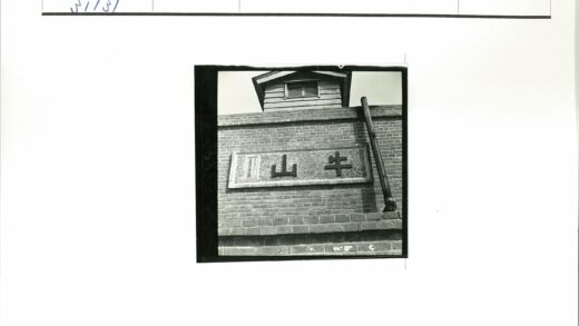 复古砖墙招牌与木杆街景.jpg