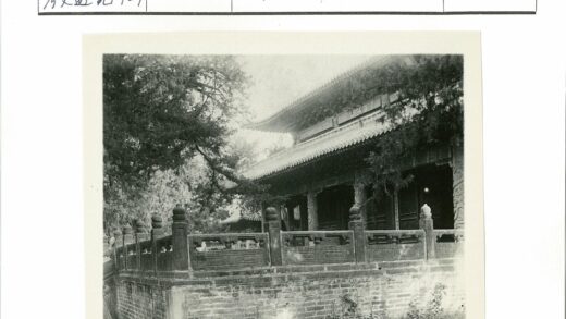 复古砖墙瓦顶建筑与石栏杆景观.jpg