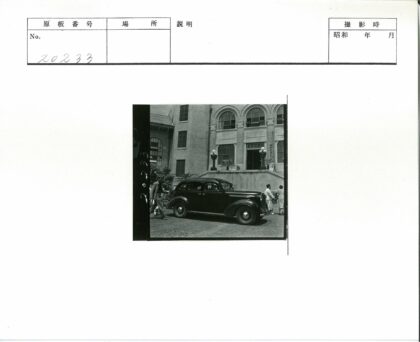 复古砖房与老爷车街景.jpg