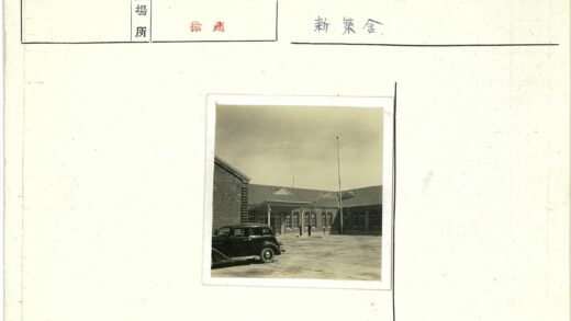 复古砖房前的老爷车与旗杆.jpg
