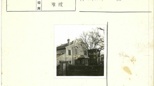 复古砖砌建筑与拱窗景致.jpg