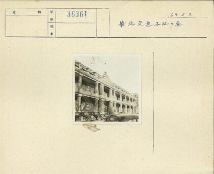复古砖砌建筑与门前停车.jpg