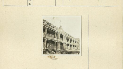 复古砖砌建筑与门前停车.jpg