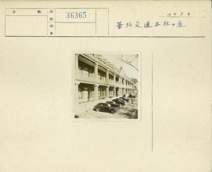 复古砖砌建筑街景与汽车.jpg