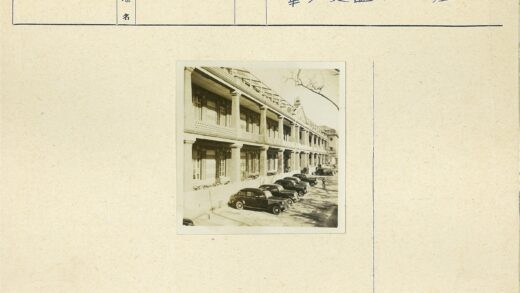 复古砖砌建筑街景与汽车.jpg