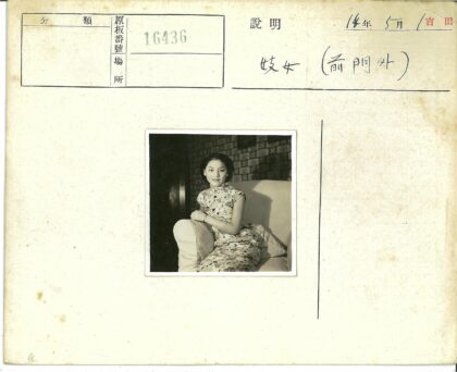 复古碎花裙女子室内人像.jpg