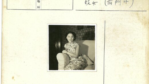 复古碎花裙女子室内人像.jpg