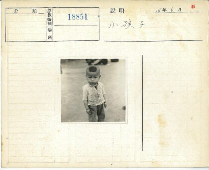 复古童装小孩凝视镜头户外照.jpg