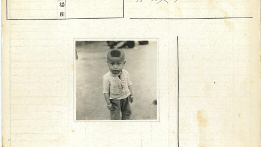 复古童装小孩凝视镜头户外照.jpg