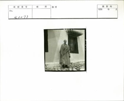 复古纹理墙前的人物肖像.jpg