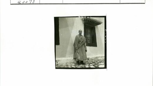 复古纹理墙前的人物肖像.jpg