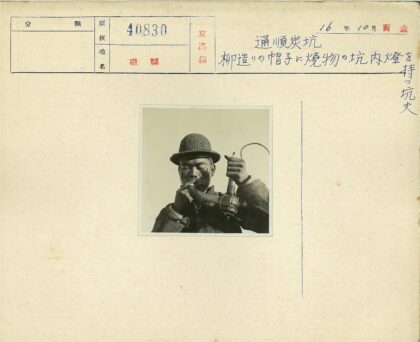 复古纹理帽与独特烟斗人物肖像.jpg