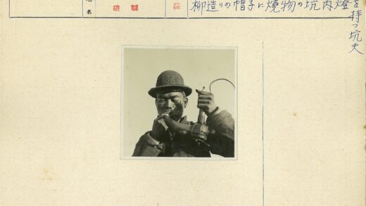 复古纹理帽与独特烟斗人物肖像.jpg