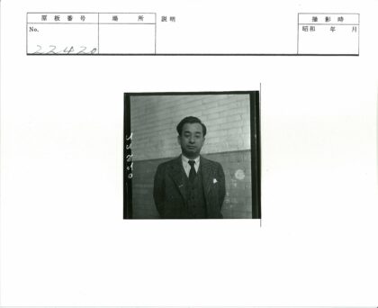 复古绅士砖墙前肖像.jpg