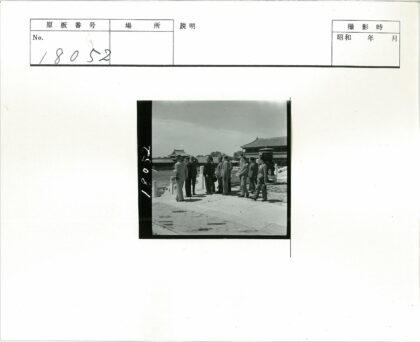 复古绅士街景传统建筑背景.jpg