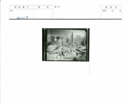 复古编织篮与木制家居装饰.jpg