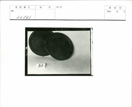 复古编织篮子与数字30特写.jpg