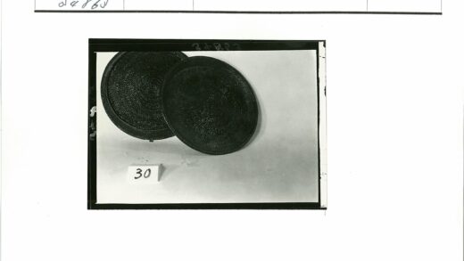 复古编织篮子与数字30特写.jpg