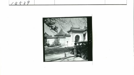 复古老爷车与传统建筑.jpg