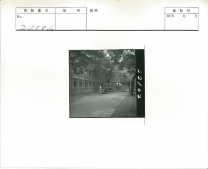 复古老爷车与砖砌建筑街景.jpg