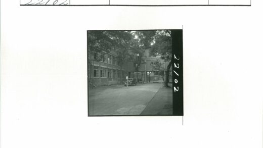 复古老爷车与砖砌建筑街景.jpg