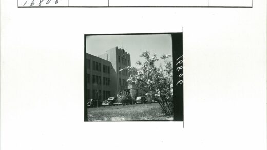 复古老爷车与装饰建筑前的花树.jpg