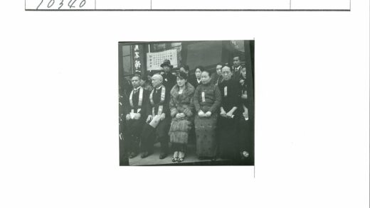 复古聚会中的长袍与毛皮大衣人物群像.jpg