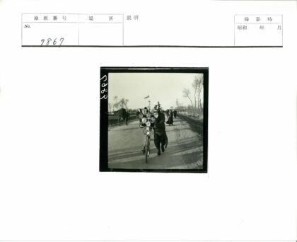 复古自行车与冬日街景.jpg