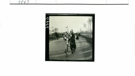 复古自行车与冬日街景.jpg