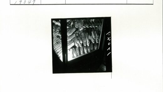 复古芭蕾舞平底鞋展示柜.jpg