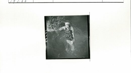复古花卉泳衣泳者池中畅游.jpg