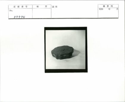 复古花卉纹饰深色木盒.jpg
