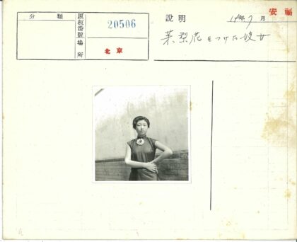 复古花卉连衣裙女子靠墙.jpg