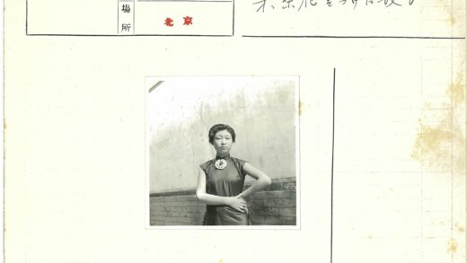 复古花卉连衣裙女子靠墙.jpg