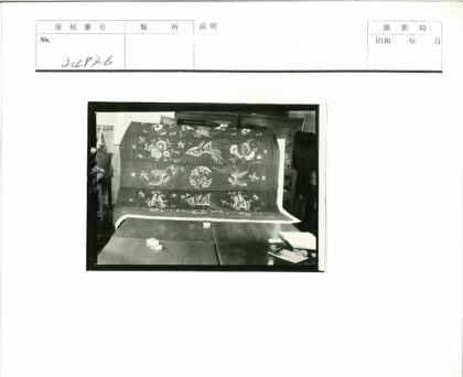 复古花卉鸟纹挂毯与桌上物品展示.jpg